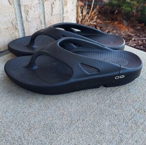 OOFOS Black Thong Sandals Women's Size 8